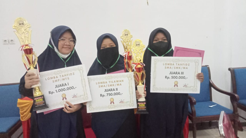 Para santriwati Pesantren Al-Burhan, Semarang berhasil jadi juara dalam lomba hafalan Quran atau lomba tahfidz tingkat kecamatan di Banyumanik, Jawa Tengah.
