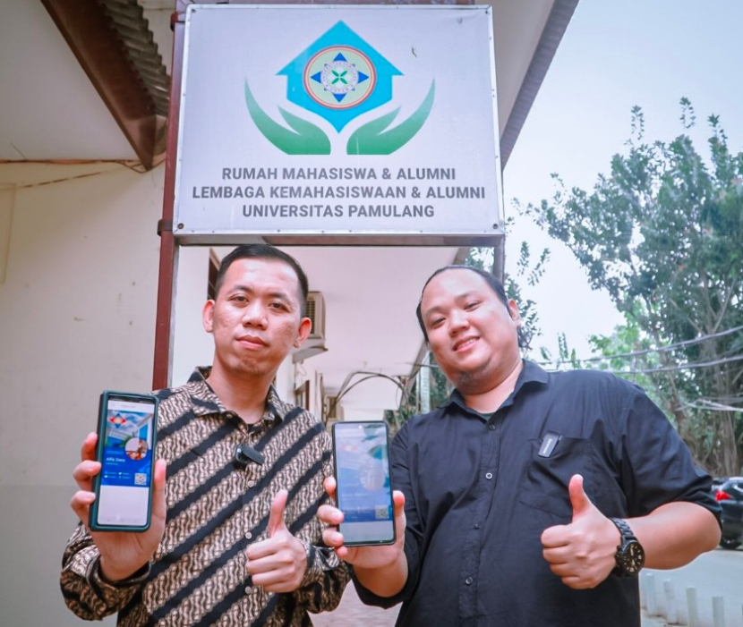 Ketua IKA Unpam, Alfa Dera (kiri) menunjukan kartu digital alumni Unpam.