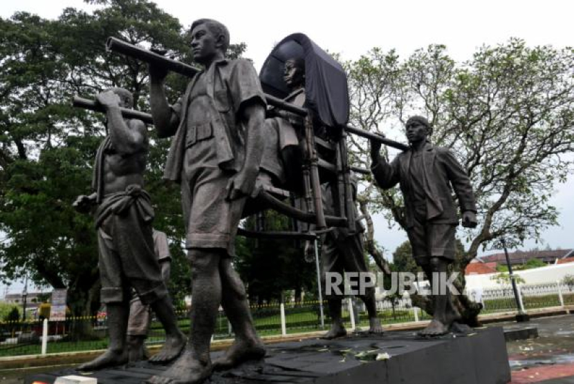 Patung gerilya Panglima Besar Jenderal Soedirman dipajang di halaman pintu masuk Benteng Vredeburg, Yogyakarta. Patung Panglima Besar Tidak Pernah Sakit ini karya pematung Yusman. Dipasang di pintu masuk Benteng Vredeburg dalam rangka memperingati serangan umum 1 Maret di Yogyakarta. Hanya Ada Tiga Jenderal Bintang Lima di Indonesia, Siapa Saja? Foto: Republika/Wihdan Hidayat