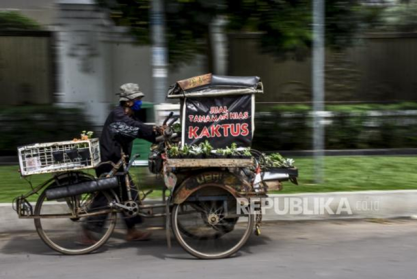 Penjual tanaman hias keliling menjajakan dagangannya menggunakan becak di kawasan Jalan Progo, Kota Bandung. Foto: Republika/Abdan Syakura