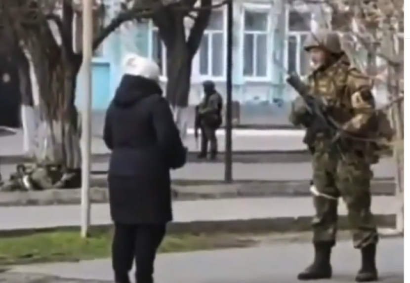 Seorang wanita Ukraina mendatangi tentara Rusia.  (foto: tangkapan layar instagram)