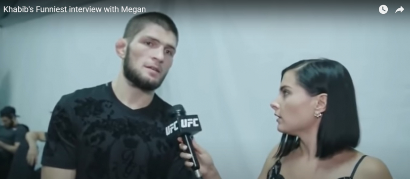 Khabib Nurmagomedov diwawancarai oleh jurnalis cantik UFC. (Youtube/Mr Nobody)