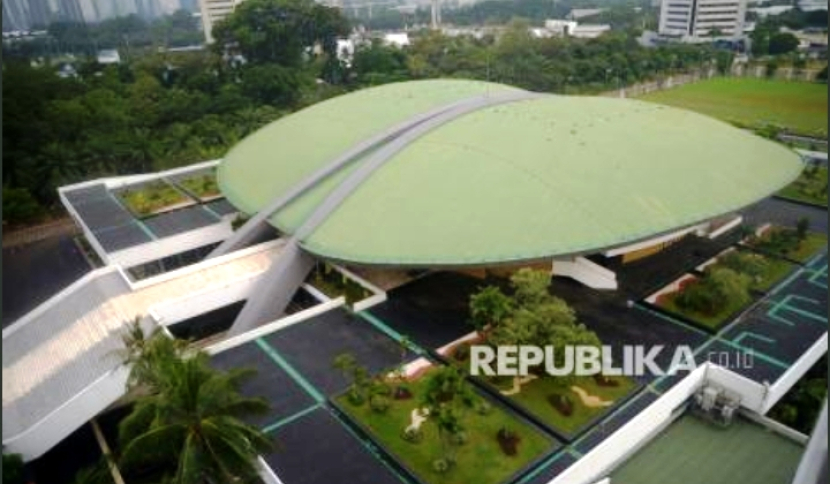 Gedung parlemen di Senayan. Di masa pemerintahan kolonial Hindia Belanda, rakyat Indonesia menuntut memiliki parlemen sendiri untuk mengatur pemerintahan sendiri. Untuk tujuan Indonesia Berparlemen itu, rakyat Indonesia digambarkan M Tabrani bercakaraan-cakaran, sehingga harus saling memaafkan saat Lebaran.