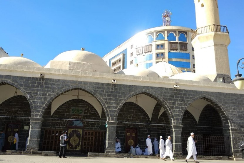 Jamaah melintasi Masjid Ghamamah tak jauh dari Masjid Nabawi di Madinah. (Fitriyan Zamzami/Republika)