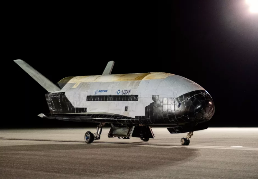 Pesawat ruang angkasa X-37B Angkatan Luar Angkasa AS terlihat tak lama setelah mendarat di Kennedy Space Center NASA pada 12 November 2022, mengakhiri misi OTV-6-nya. Gambar: Boeing/US Space Force