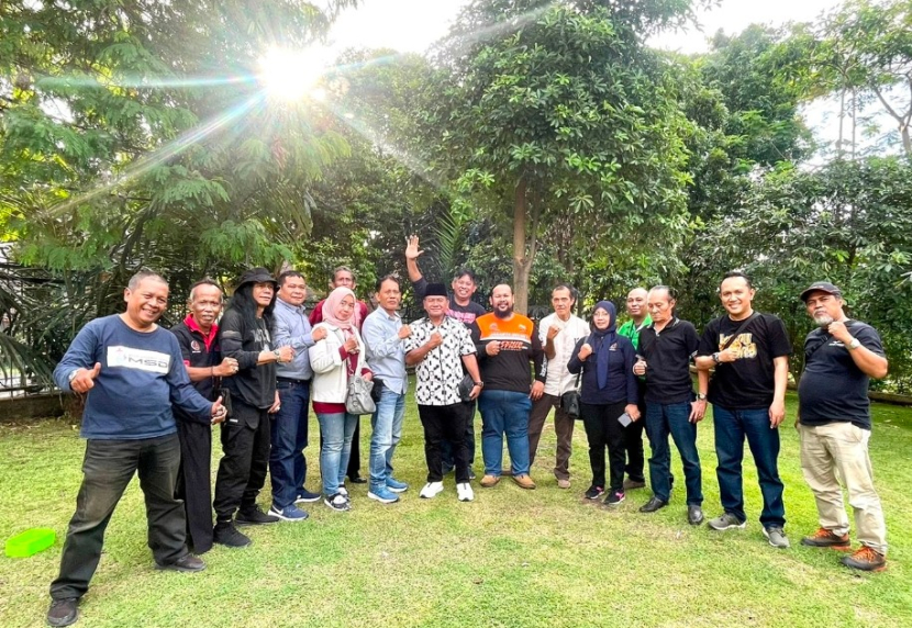 Haji Yahman bersama para wartawan PWI Kota Depok di Taman PWI Kota Depok, Jumat (30/09/2022).