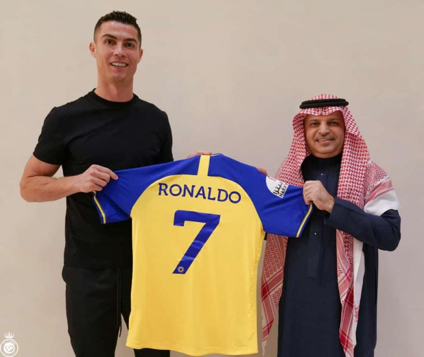 Cristiano Ronaldo Pindah ke Al-Nassr. Megabintang asal Portugal, Cristiano Ronaldo menerima pinangan klub Arab Saudi Al Nassr. Kabarnya Ronaldo akan tinggal di kawasan perumahan mewah Al Muhammadiyah selama membela Al Nassr. Foto: Twitter Al-Nassr 