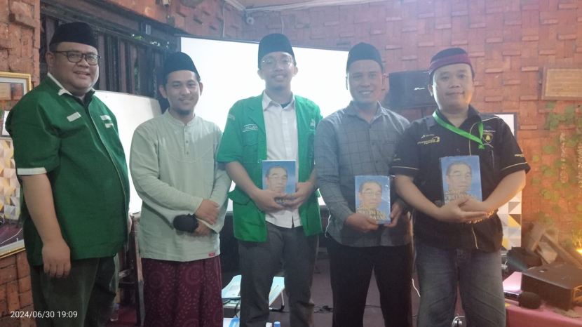 Sejumlah peserta menerima hadiah buku dari redaktur NUDepok.com, Abdul Hakim (kedua dari kiri).