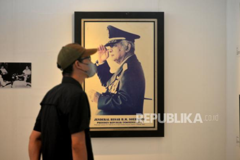 Koleksi Foto Presiden ke-2 RI Soeharto ikut dipamerkan saat Bantul Museum Expo 2022 di Bantul, Yogyakarta, Ahad (21/8/2022). Pameran yang diikuti 15 museum di Bantul ini bertepatan dengan HUT ke-77 RI serta dalam rangka memperingati Satu Dasa Warsa Undang-Undang Keistimewaan DIY. Diharapkan pameran dengan tema Pustaka Raya ini menjadi sarana edukasi dan menarik minat masyarakat untuk berkunjung ke museum. Foto: Republika/Wihdan Hidayat