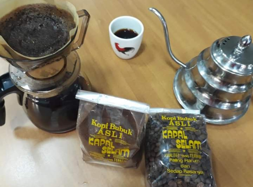 Tuan rumah yang rumahnya menjadi tempat kumpul untuk berangkat piknik ke Sukabumi pada 1932 harus menyediakan kopi pagi gara-gara bus yang akan dipakai ke SUkabumi terlambat datang.