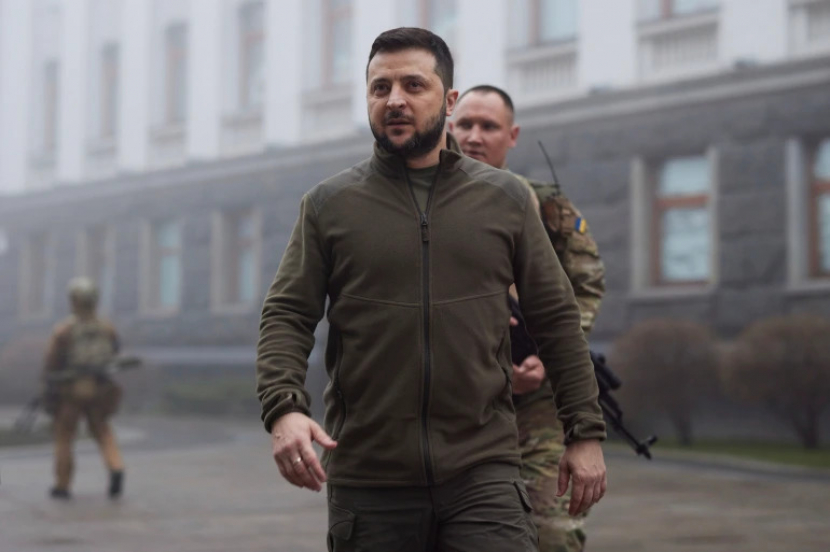 In this photo provided by the Ukrainian Presidential Press Office, Ukrainian President Volodymyr Zelenskyy, centre, walks to a meeting with the President of the European Parliament, Roberta Metsola, in Kyiv [File: AP]