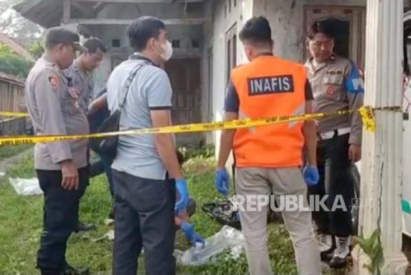 Petugas Polres Indramayu melakukan olah TKP penemuan mayat di depan sebuah rumah kosong di Desa Pranggong, Kecamatan Arahan, Kabupaten Indramayu, Rabu (24/1/2024). - (Republiika/Lilis Sri Handayani)