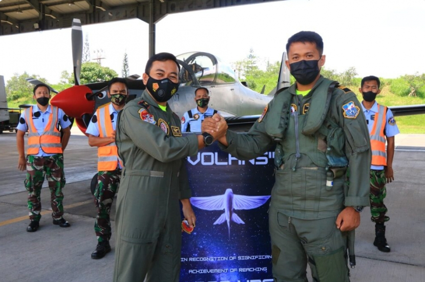 Penerbang Super Tucano, Lettu Satrio Gangsar Budiarto meraih badge 1.000 jam terbang.