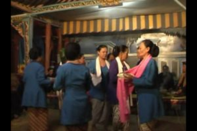 Para perempuan berselendang sedang menari dalam pertunjukan Tarawangsa, Sumedang (kebudayaan.kemdikbud.go.id)