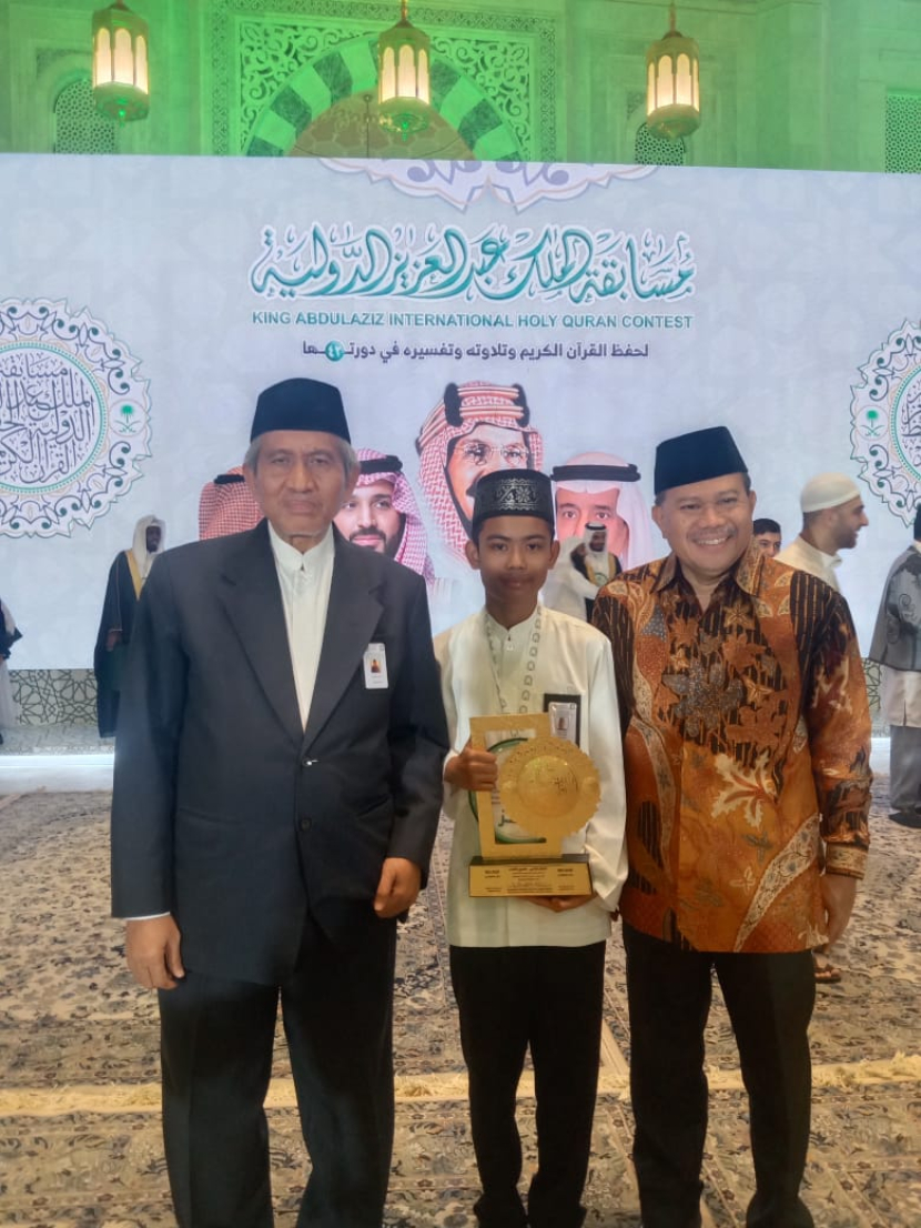 Zahran Auzan (tengah) menjadi juara 2 Musabaqah Hafalan Al-Qur'an (MHQ) Tingkat Internasional di Arab Saudi. Foto : kemenag.go.id