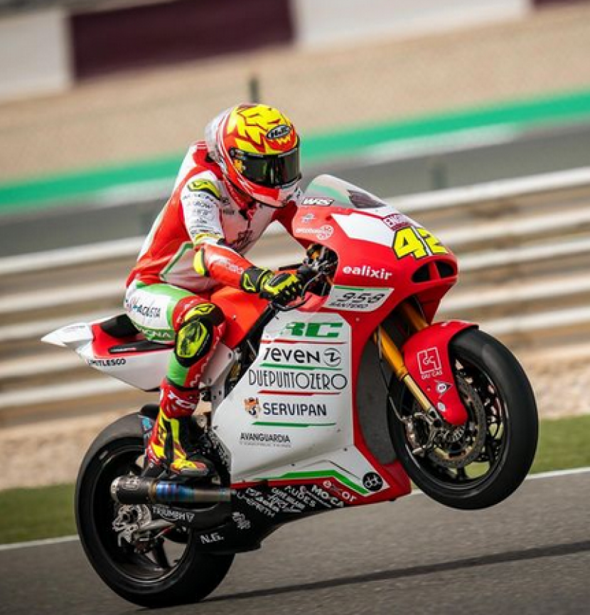 Pebalap Moto2 asal Spanyol, Marcos Ramirez, kebingungan dengar suara Shalawat Tarhim. Foto: Instagram.