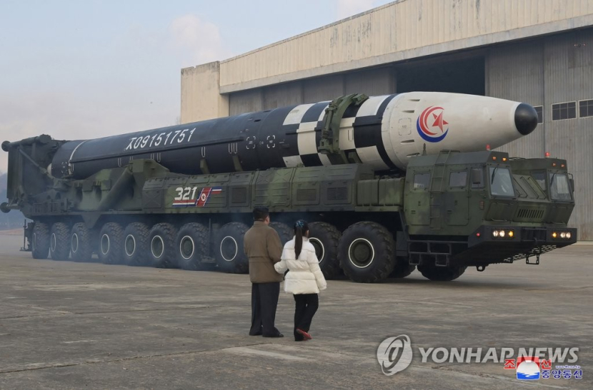 Kim dan putrinya melihat rudal ICBM siap diluncurkan. Cr: Yonhap News Agency