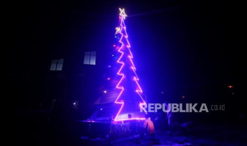  Perayaan Hari Natal. Hukum mengucapkan selamat Natal dari seorang Muslim kepada umat Nasrani setiap tahun menjadi polemik di masyarakat. Foto: Republika.