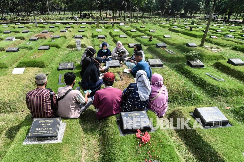  Ziarah kubur. Orang Muhammadiyah disebut anti-ziarah kubur atau nyekar. Foto: Republika.