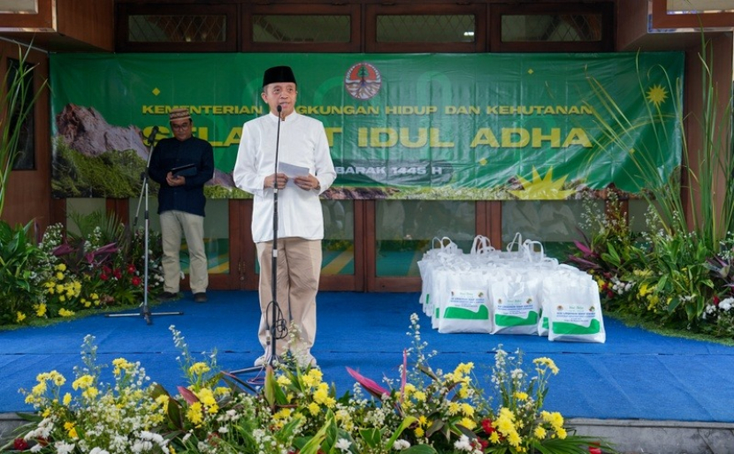 Sekretaris Jenderal (Sekjen) Kementerian Lingkungan Hidup dan Kehutanan (KLHK) Bambang Hendroyono selaku Pengarah Panitia Idul Adha Tahun 2024/1445 H di Lingkungan KLHK. (Foto: KLHK)