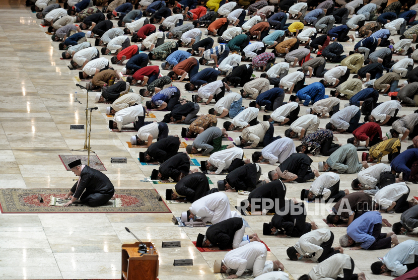 Umat Islam menjalankan ibadah Sholat Tarawih. Foto: Republika.