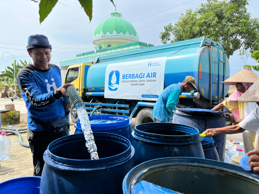 Human Initiative Jawa Tengah menyalurkan bantuan untuk para Penyintas banjir Demak. (Dok. Matapantura.republika.co.id) 