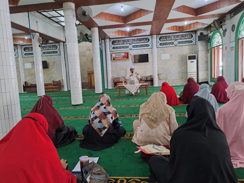 Habib Dr Abdurrahman Al-Habsyi saat mengisi Pengajian Majelis Taklim Al-Ikhlas di Masjid Al-Ikhlas Bosowa Bina Insani, Bogor, Jumat (18/11/2022).