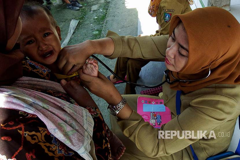 Seorang bidang sedang mengobati pasien (dok. republika)