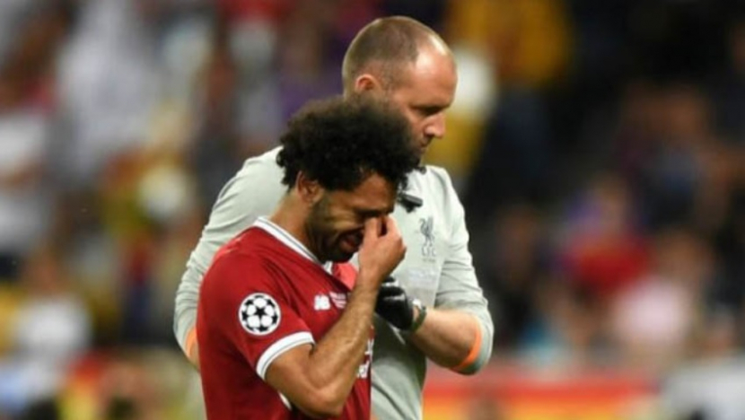 Striker Liverpool, Mohamed Salah, ditarik keluar lapangan pada final Liga Champions 2018. (Twitter/@championsleague)