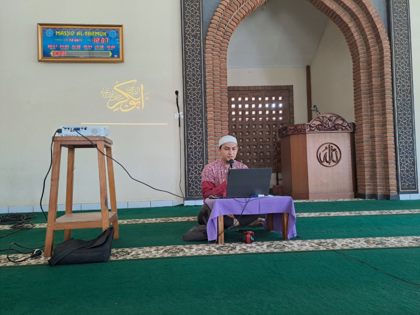 Ustadz Mawardi mengisi Ngaji Hikmah Ngalap Berkah Yuks di Masjid Al-Yarmuk Kampus STEI SEBI Depok, Rabu (2/11/2022).