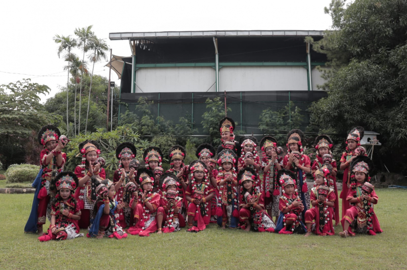 Para penari topeng dari Sanggar Mimi Rasinah, (Dok. Diskominfo Kabupaten Indramayu).