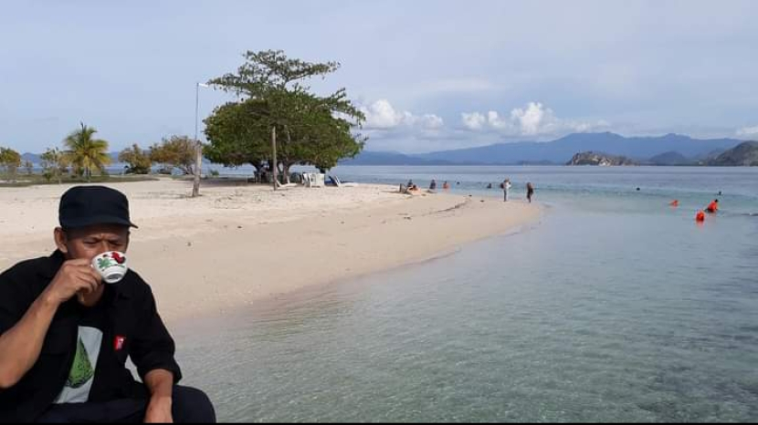 Ngopi pagi di pantai Pulau Kanawa, Nusa Tenggara Timur.