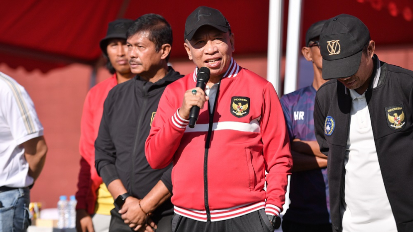 Wakil Ketua Umum PSSI Zainuddin Amali dan Direktur Teknik PSSI Indra Sjafri memantau langsung jalannya seleksi pemain Tim U-17 di Makassar, Ahad (30/7/2023). Foto: pssi.org