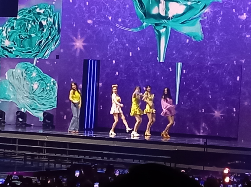 Red Velvet menyanyikan lagu 'Feel The Rythm' sebagai pembuka aksi panggung mereka. | Iit Septyaningsih