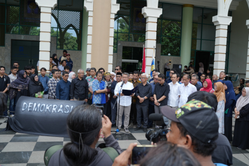 Rektor UII membacakan pernyataan mengenai 'Kematian Demokrasi Indonesia' di Kampus Pusat UII, Jl Kaliurang Yogyakarta, (14/03/2024). (foto: Fatkhul Wahid/Humas UII).