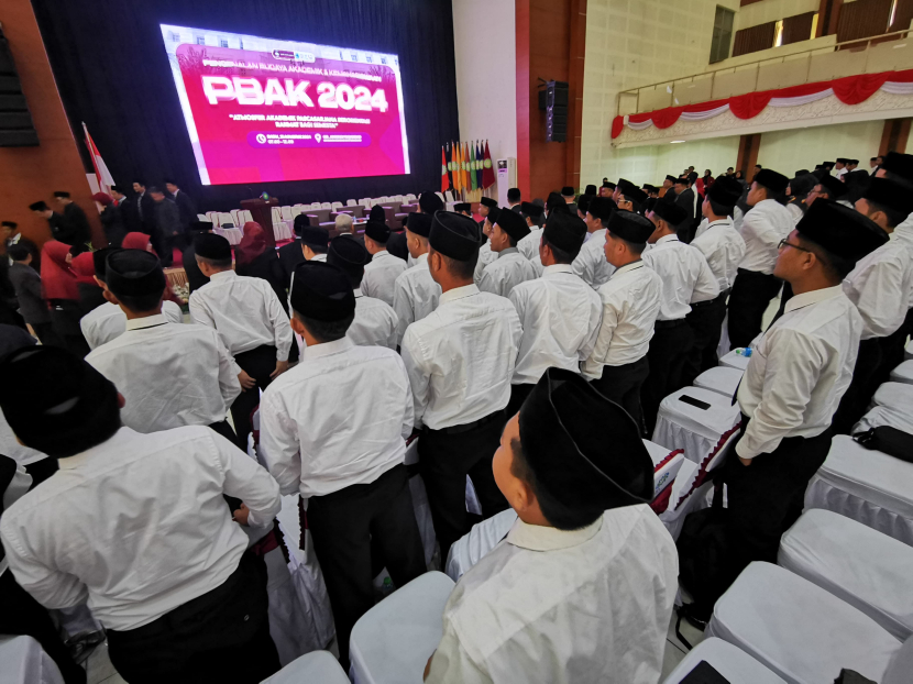 Sejumlah mahasiswa Pascasarjana mengikuti kegiatan Pengenalan Budaya Akademik dan Kemahasiswaan (PBAK) 2024 di Gedung Anwar Musaddad UIN Bandung, Rabu (21/8/2024). (Foto: Yogi Ardhi/Republika Network) (Huawei P30 Pro). 