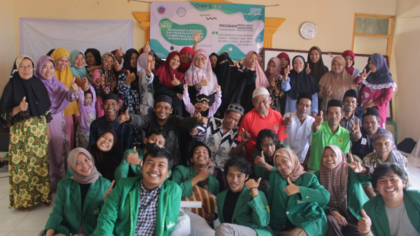 Mahasiswa UMJ melaksanakan pengabdian masyarakat berupa pengembangan kelompok UMKMdi Desa Hambaro, Kabupaten Bogor, Selasa (18/10/2022).  (Foto: Dok UMJ)