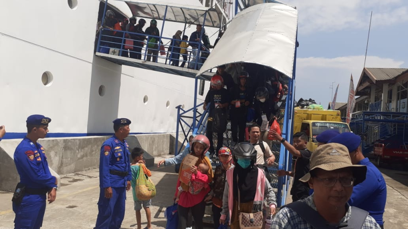 Sebanyak 2.085 orang pemudik dan 875 unit sepeda motor tiba di Pelabuhan Tanjung Emas, Semarang setelah 16 jam mengarungi lautan bersama KM Dononsolo. (Dok. Matapantura.republika.co.id)
