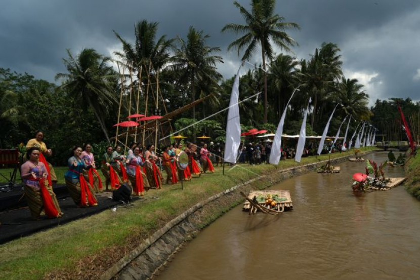Suasana di Festival Van der Wijck di selokan Buk Renteng, Sleman, Yogyakarta.