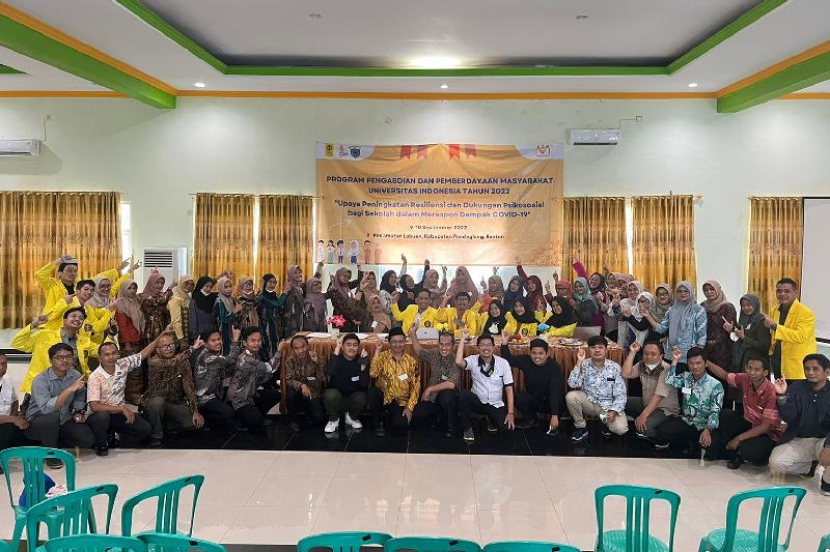 Tim peneliti dan mahasiswa FKM UI foto bersama dalam kegiatan READ (Dok. Panitia)