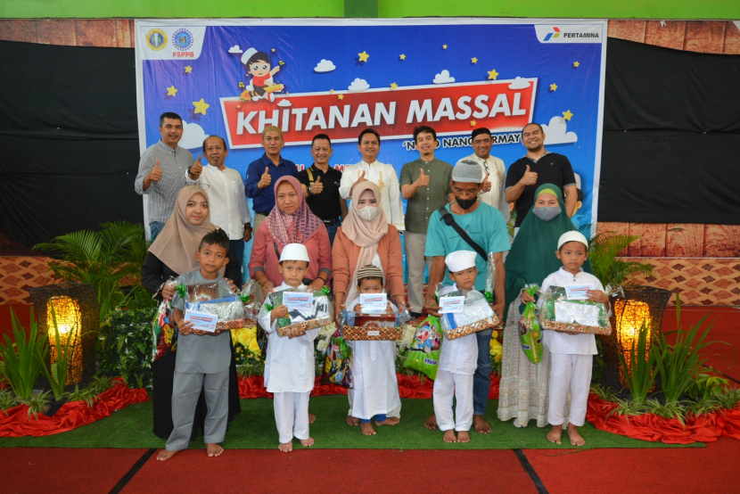 Puluhan anak mengikuti khitanan massal yang diselenggarakan oleh SP-PBB, Ahad (21/5/2023). (Dok Humas Pertamina Balongan)