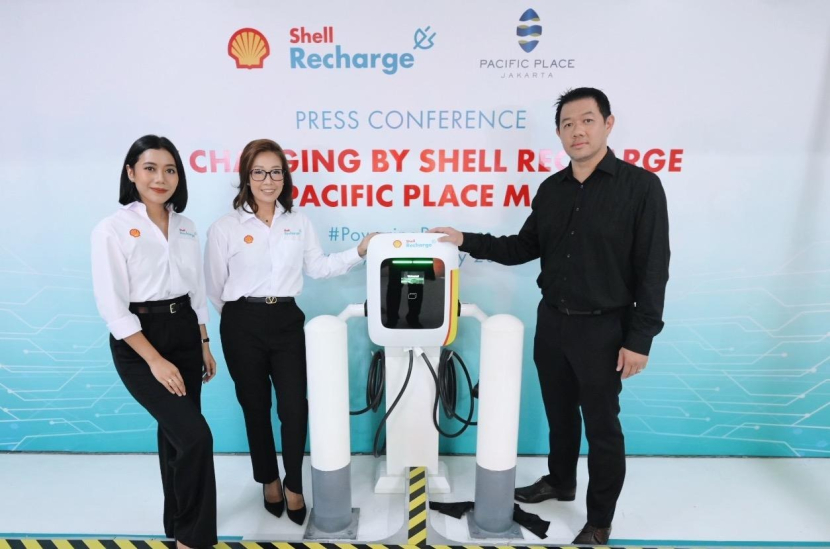 Shell Indonesia kembali meresmikan Stasiun Pengisian Kendaraan Listrik Umum (SPKLU), Shell Recharge, di pusat perbelanjaan Pacific Place. 