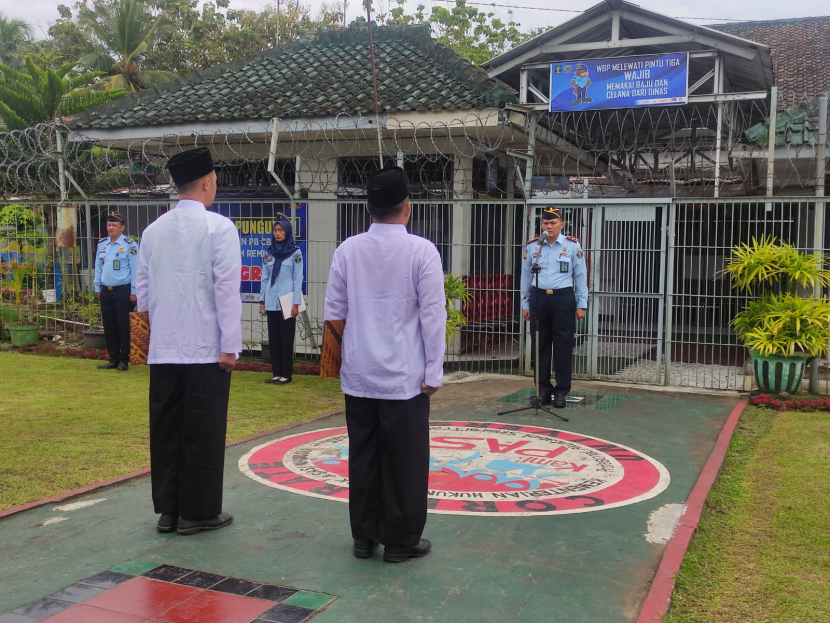 Narapidana Teroris Lapas Besi Kibarkan Sang Merah Putih, Peringati Hari ...