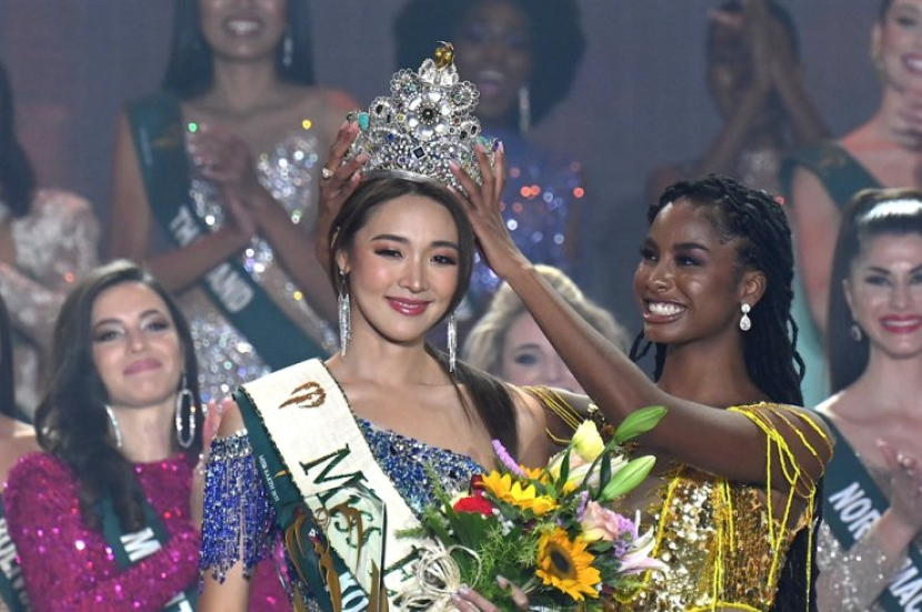 Miss Earth 2021 Destiny Wagner, kanan, memberikan mahkota kepada Miss Earth 2022 Choi Mina Sue, kiri, pada edisi ke-22 kontes Miss Earth yang diadakan di Manila, Filipina, 29 November. Foto:  AFP-Yonhap
