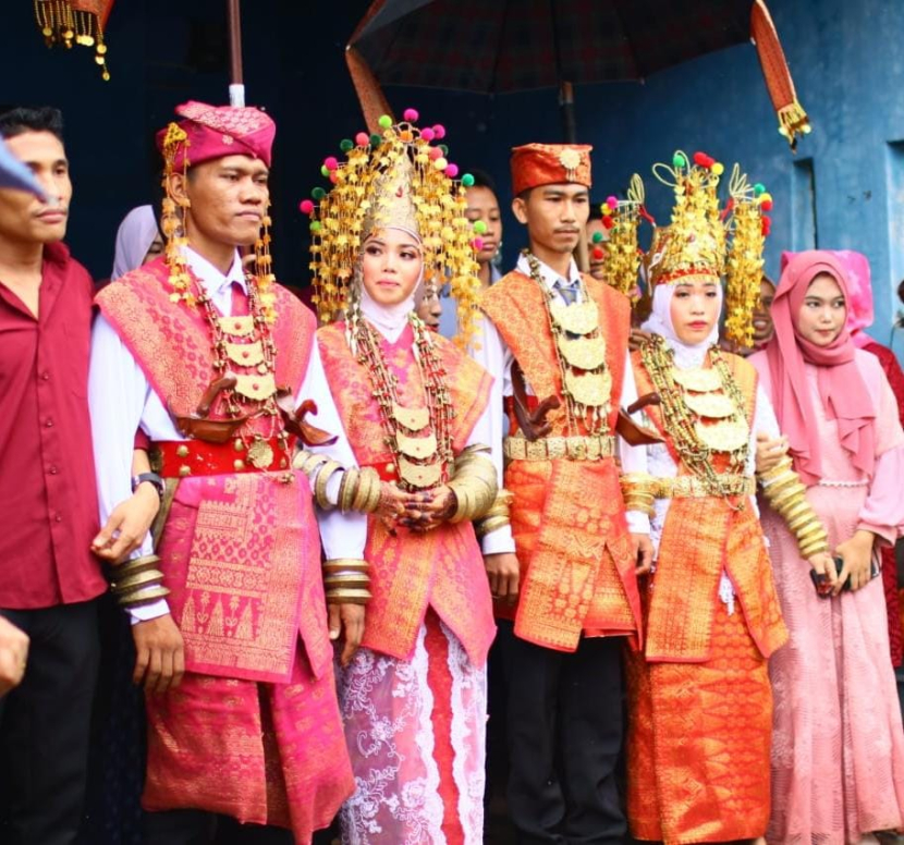 Para pengantin yang menggunakan acara pernikahan adat khas di Lampung (Dokumentasi Tim Kepedulian Masyarakat UI tahun 2022).