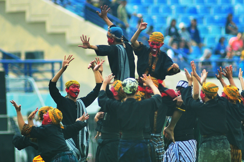 Puluhan penari tokoh si Cepot memeriahkan upacara persemian Turnamen Piala Presiden 2024 di Stadion Si Jalak Harupat, Soreang, Kabupaten Bandung, Jumat (19/7/2024) (Foto: Yogi Ardhi/Republika Network) 