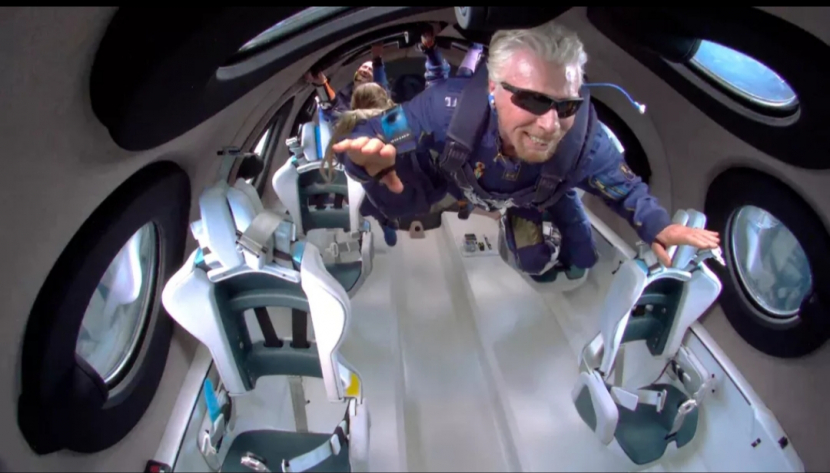 Pendiri Virgin Galactic, Richard Branson melonjak seperti Superman saat dalam keadaan tanpa bobot selama peluncuran Unity 22-nya di SpaceShipTwo VSS Unity pada 11 Juli 2021. Gambar: Virgin Galactic