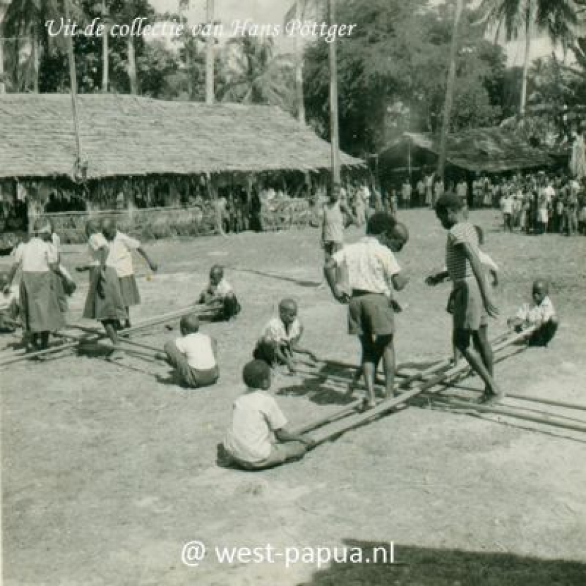 Anak Papua zaman dahulu bermain di halaman sekolah.