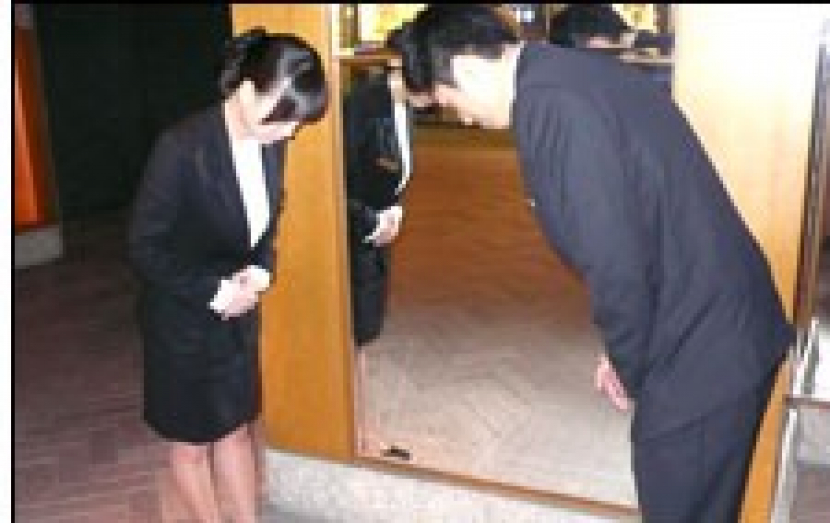 Orang Korea Selatan menundukkan kepalanya sebagai cara menyampaikan salam. (dok. Korea Times)