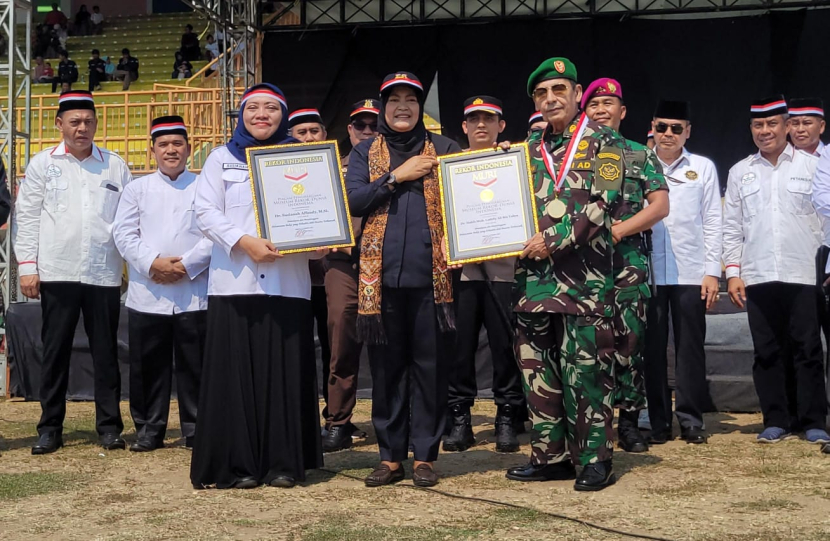 Museum Rekor Dunia–Indonesia (MURI) menganugerahkan rekor kepada Maulana Habib Luthfi Aly Bin Yahya dan Susianah Affandy dalam kategori launching yang dihadiri peserta terbanyak saat menyelenggarakan launching buku dan program tangkal hoaks-hate speech demi mewujudkan Pemilu Damai 2024 pada Sabtu, 21 Oktober 2023. (Foto: MURI)